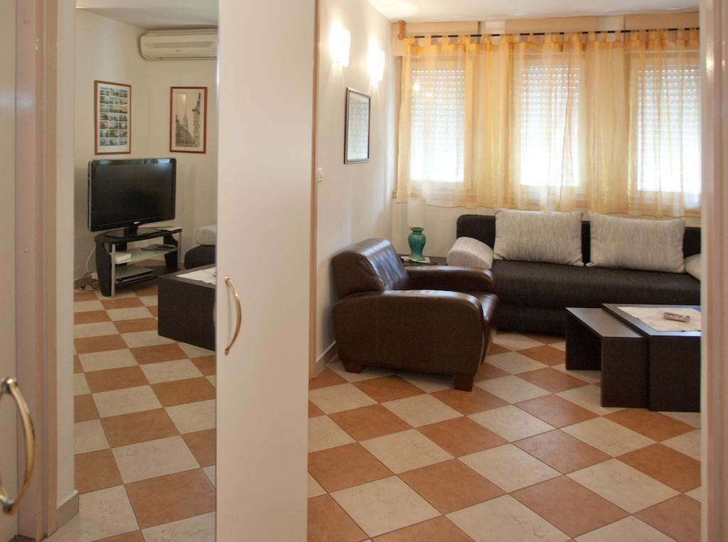 Ideal Location Split Apartments 部屋 写真