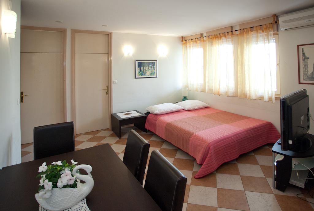 Ideal Location Split Apartments 部屋 写真