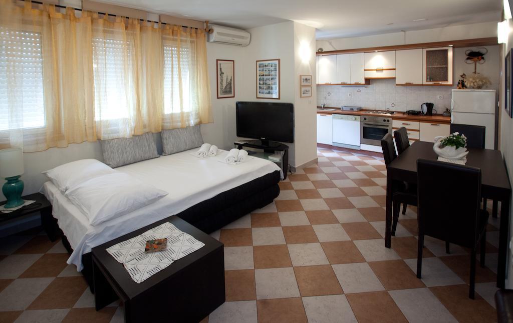 Ideal Location Split Apartments 部屋 写真