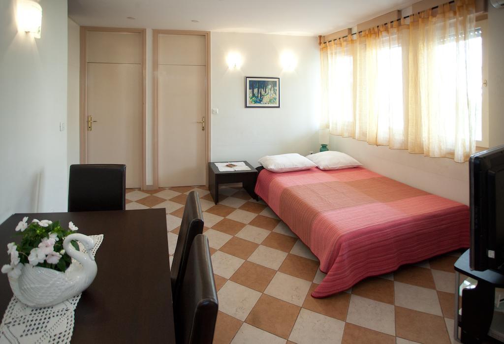 Ideal Location Split Apartments 部屋 写真