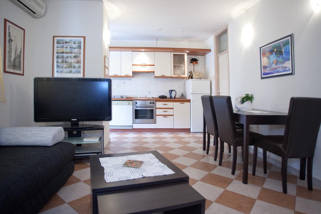Ideal Location Split Apartments 部屋 写真