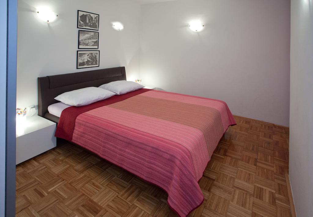 Ideal Location Split Apartments 部屋 写真